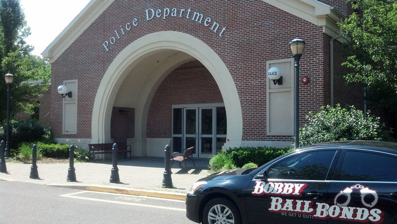 Bobby Bail Bonds offers 24 hour service in Farmington, CT, call 1-800-266-3190